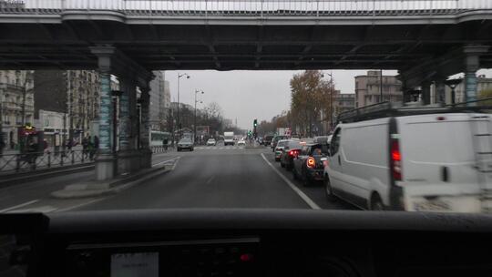 In Paris müssen Rettungskräfte oftmals auf die Gegenspur ausweichen.